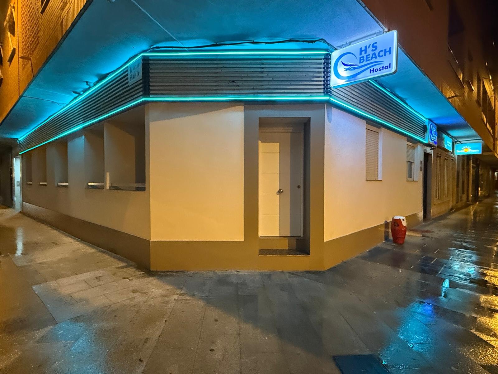 HS Beach corner building on Calle Fragata, Torrevieja